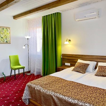 Rioro Hotel Мирхород Екстериор снимка
