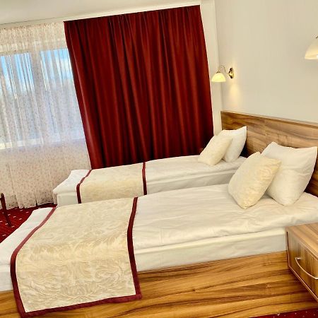 Rioro Hotel Мирхород Екстериор снимка
