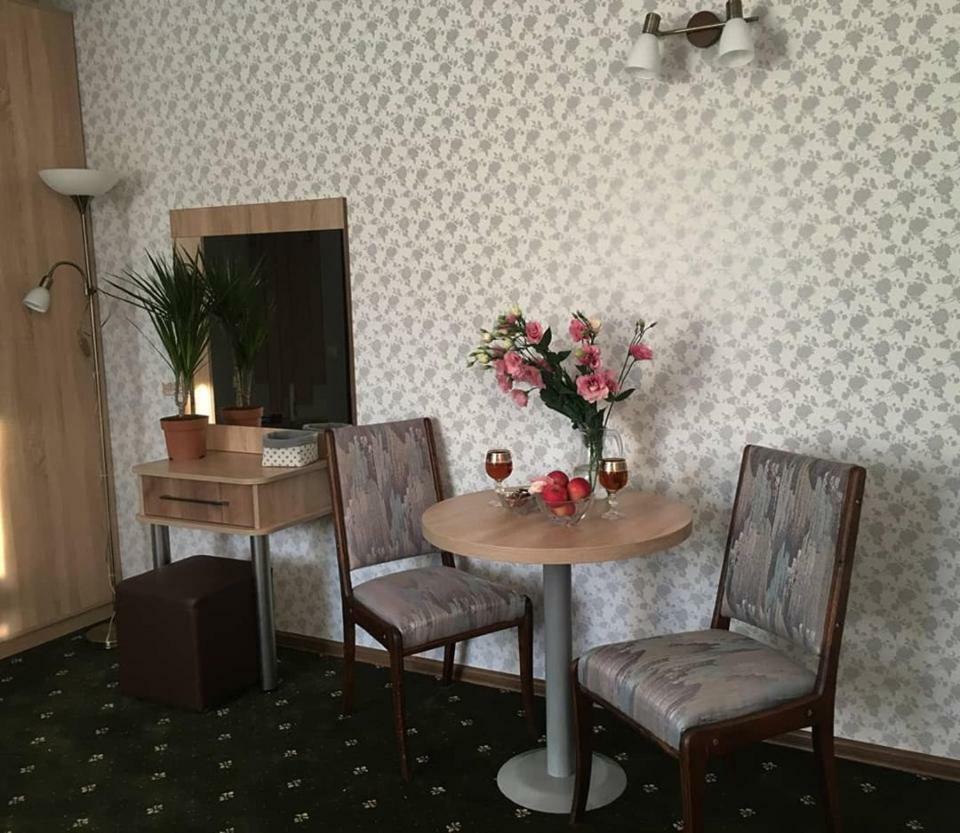 Rioro Hotel Мирхород Екстериор снимка