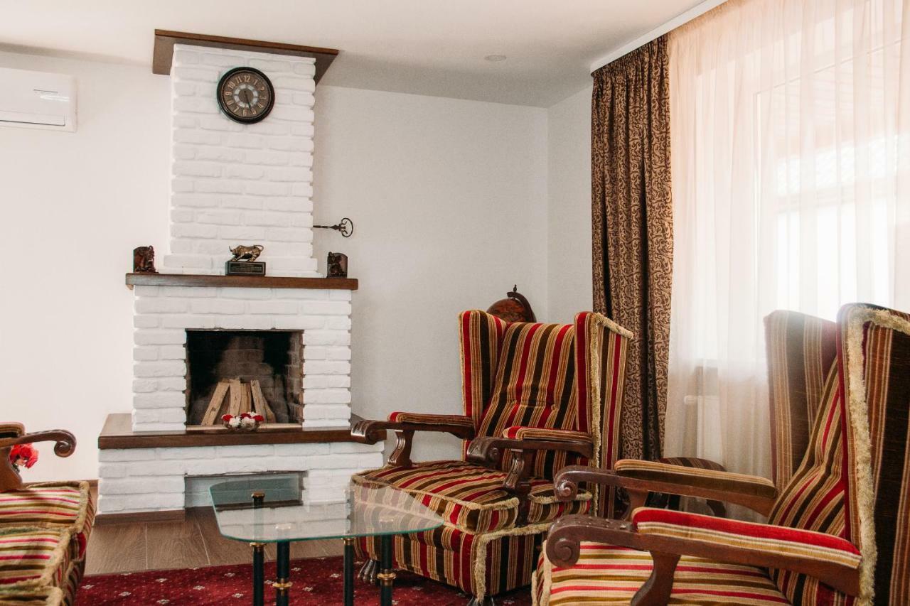 Rioro Hotel Мирхород Екстериор снимка