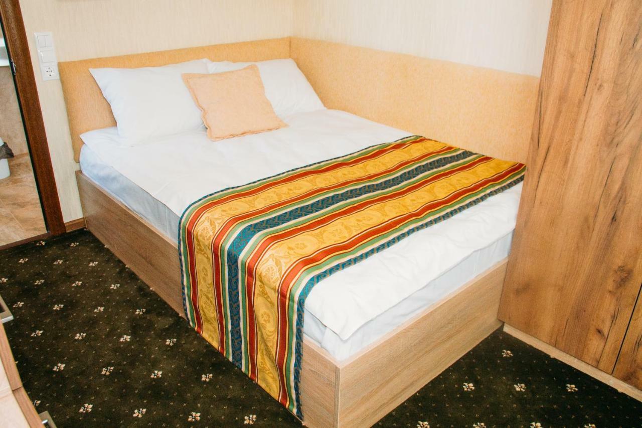 Rioro Hotel Мирхород Екстериор снимка
