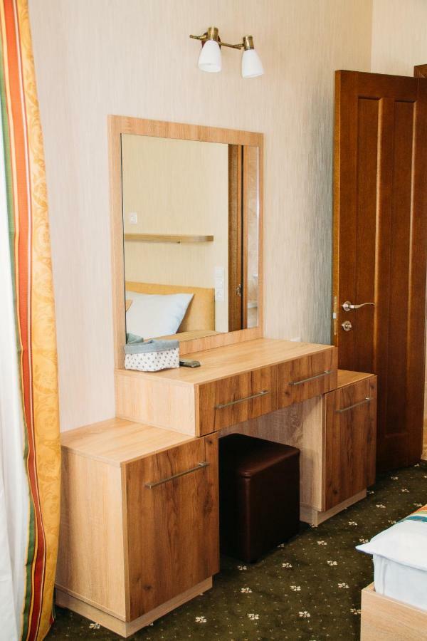 Rioro Hotel Мирхород Екстериор снимка