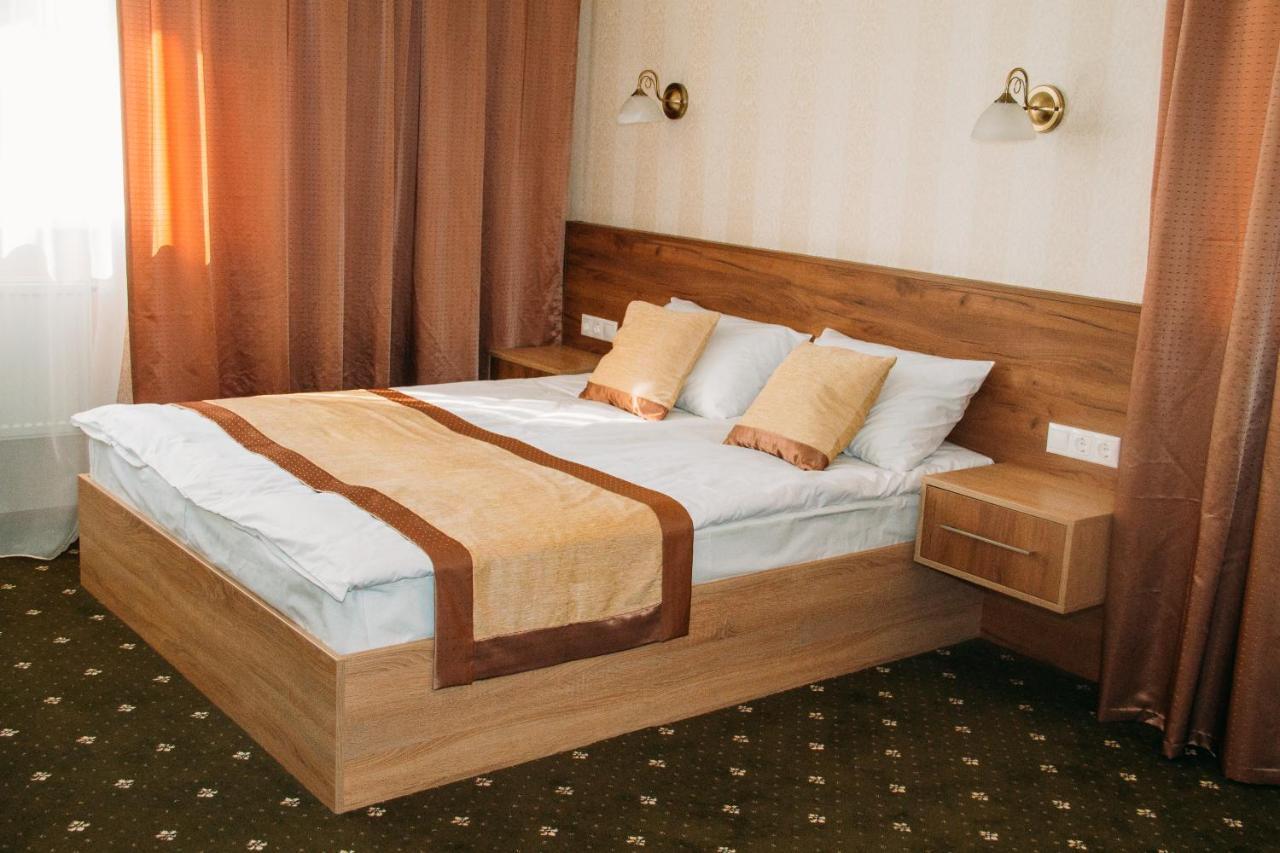 Rioro Hotel Мирхород Екстериор снимка