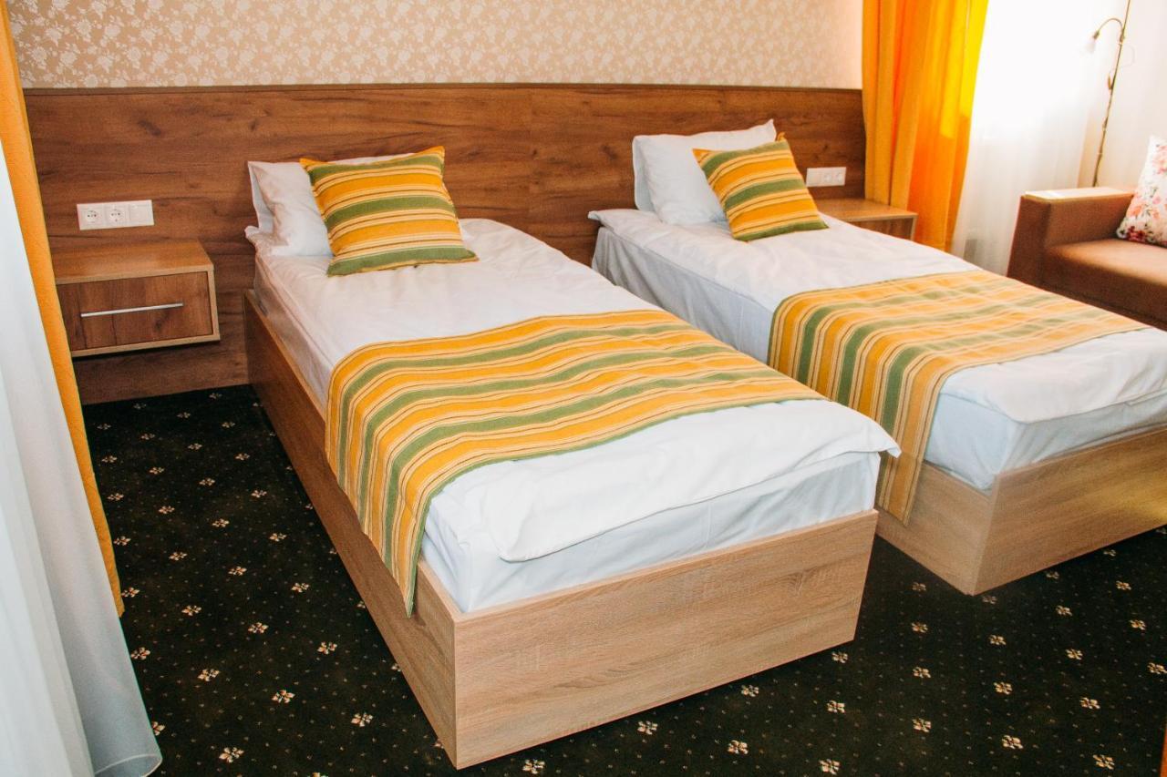 Rioro Hotel Мирхород Екстериор снимка