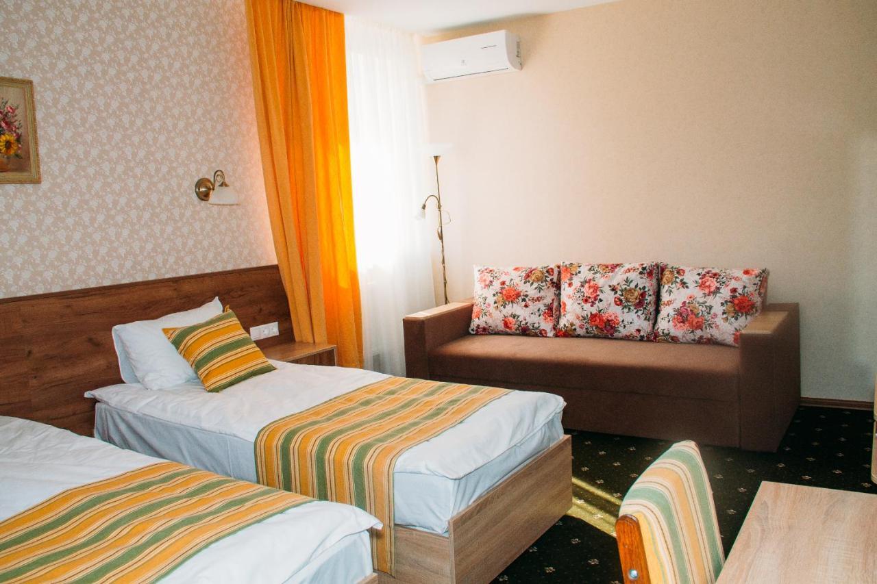 Rioro Hotel Мирхород Екстериор снимка