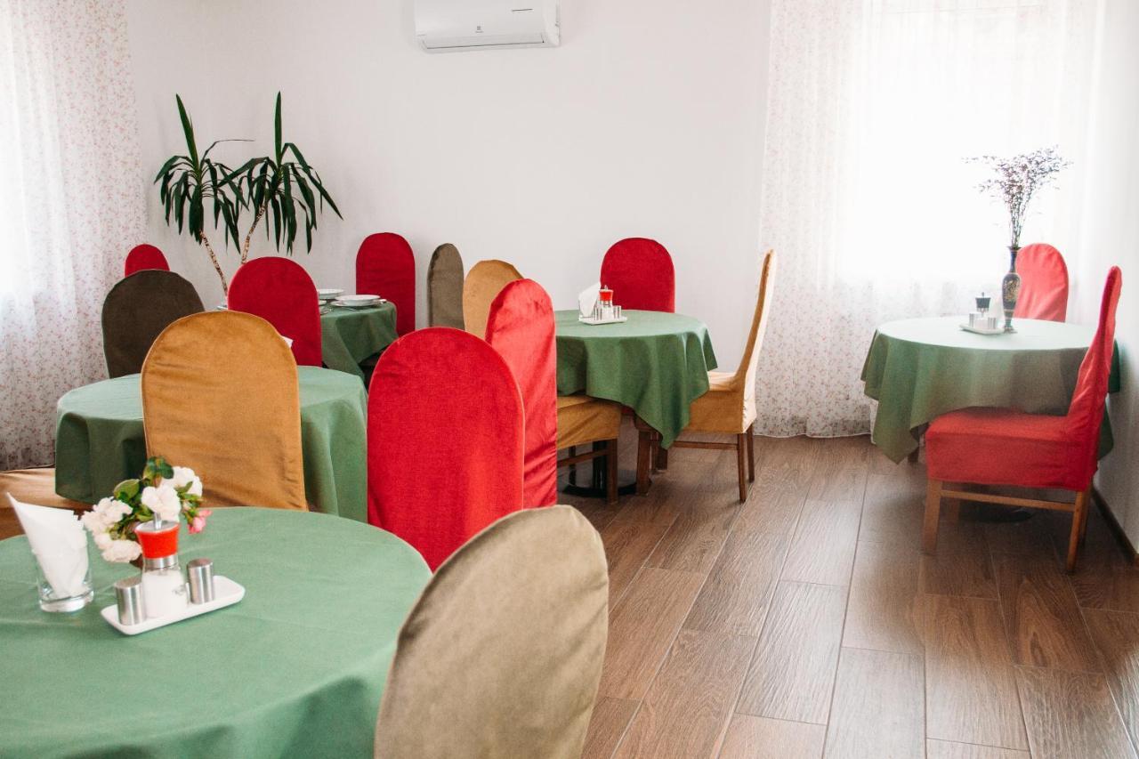 Rioro Hotel Мирхород Екстериор снимка