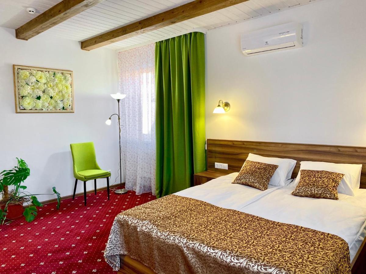 Rioro Hotel Мирхород Екстериор снимка